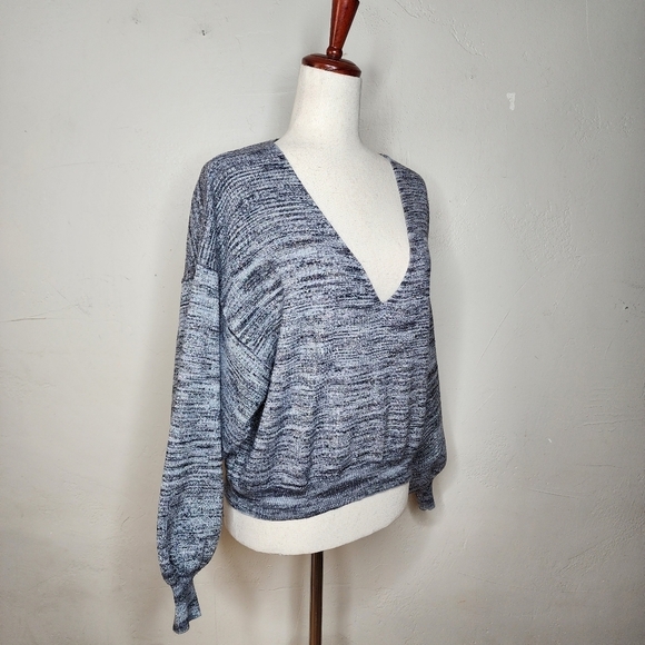 Free People‎ Metallic Silver Balloon Sleeve V Neck Sweater Size Small - Picture 4 of 10